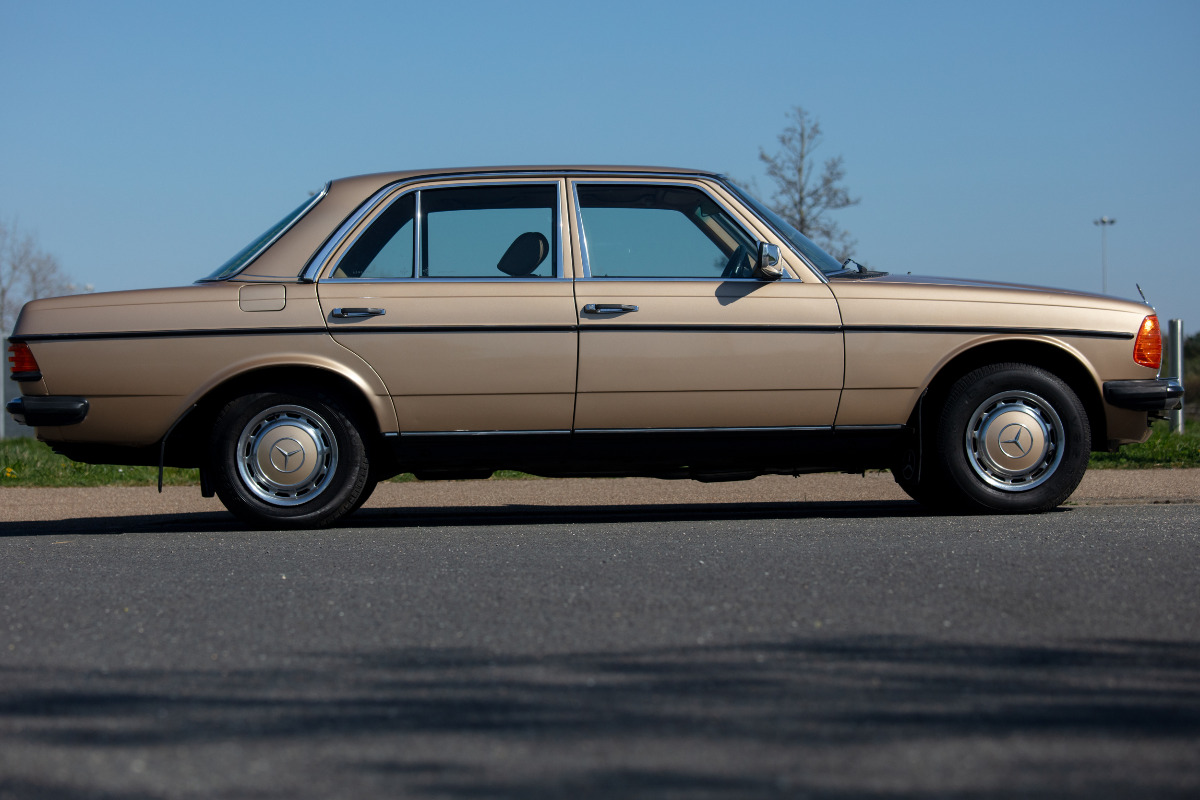 1983 Mercedes-Benz W123 Image 2